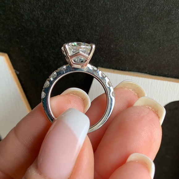 #102 Absolutely stunning 4.3cttw brilliant white Moissanite ring - Picture 5 of 11